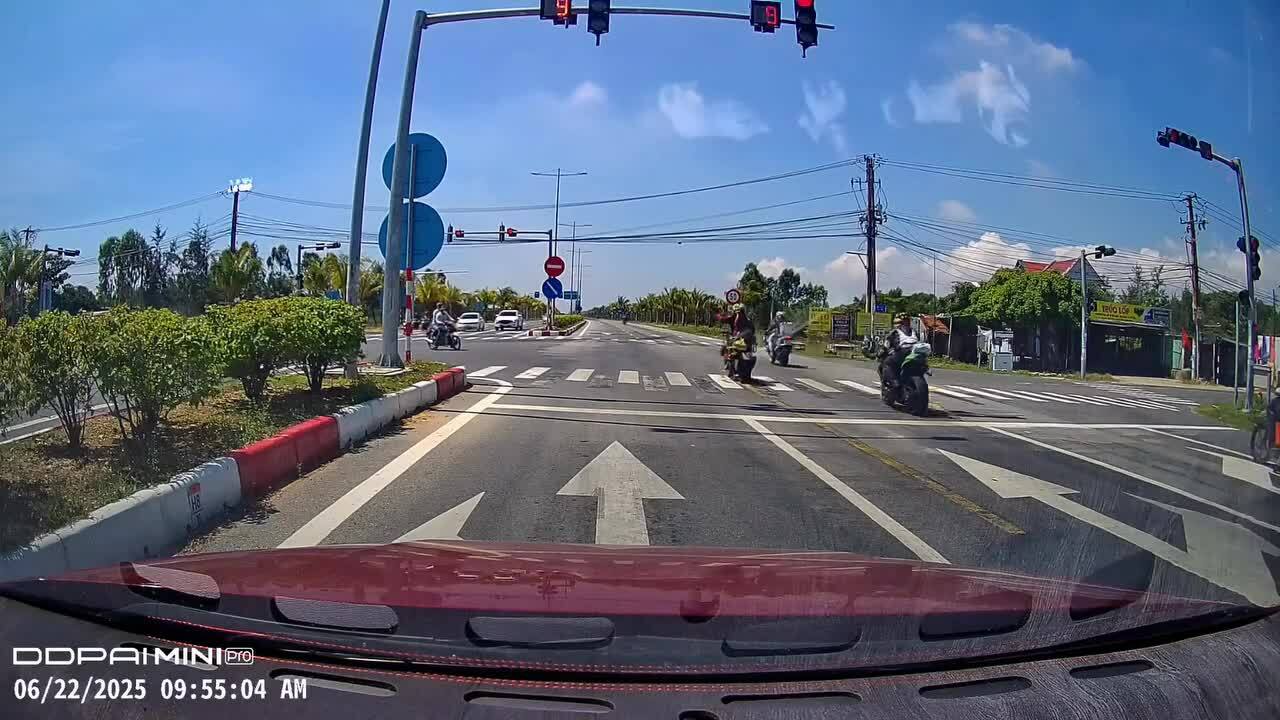 Dàn môtô phân khối lớn vượt đèn đỏ, ra hiệu cho người đi đường dừng lại