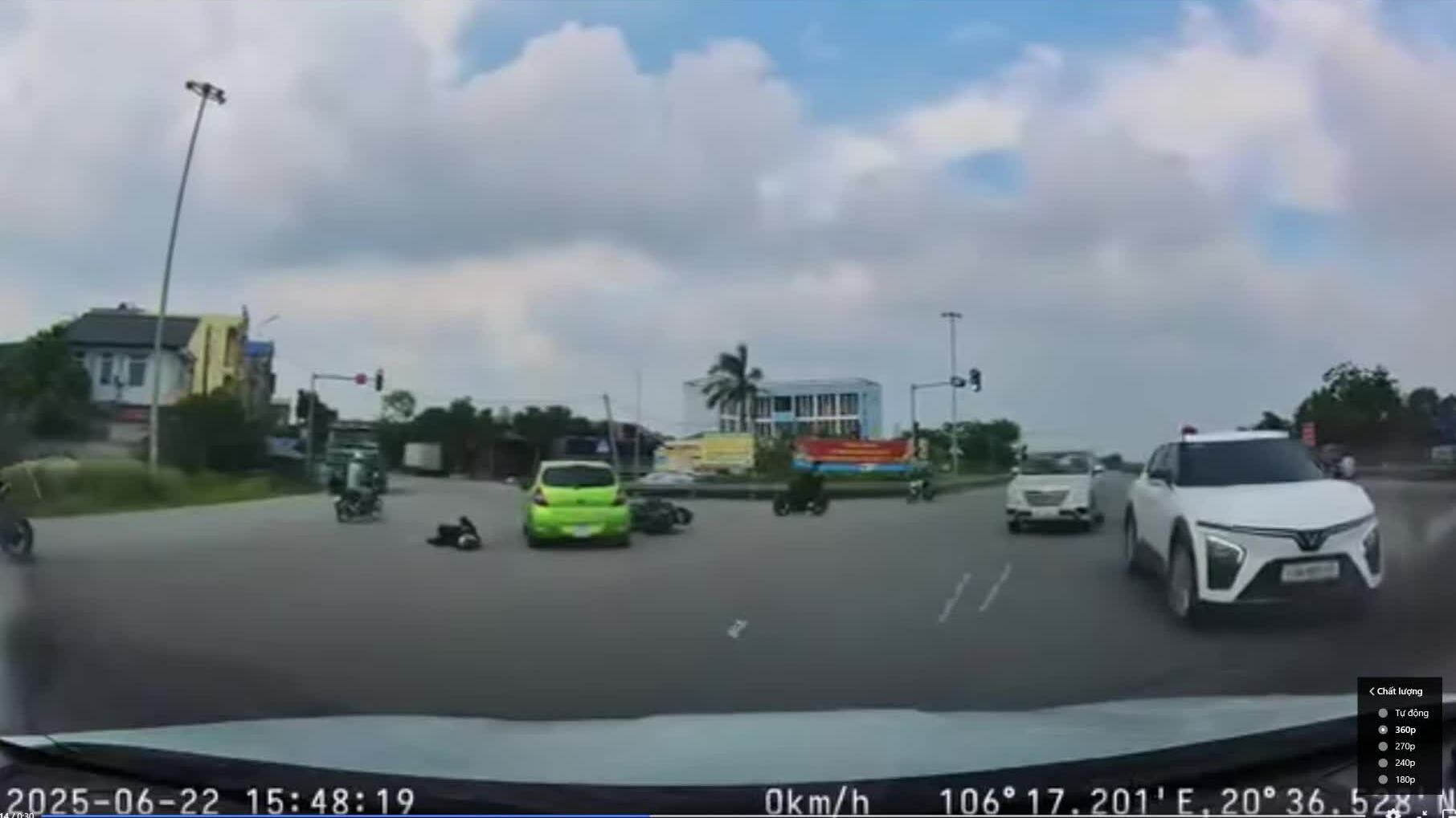 Người đi xe máy bay qua đầu ôtô sau cú đâm mạnh