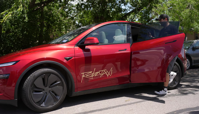 Robotaxi của Tesla bắt đầu chở khách