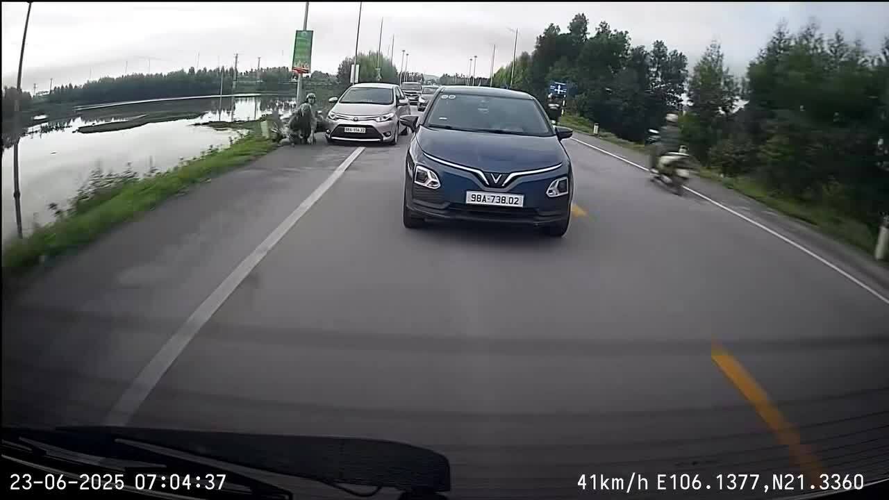 Người đi xe máy rước họa oan vì hai ôtô cố giành đường
