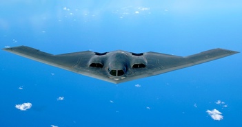 “Bóng ma bầu trời” B-2 Spirit thách thức sức mạnh oanh tạc cơ Tupolev của Nga “Bóng ma bầu trời” B-2 Spirit thách thức sức mạnh oanh tạc cơ Tupolev của Nga