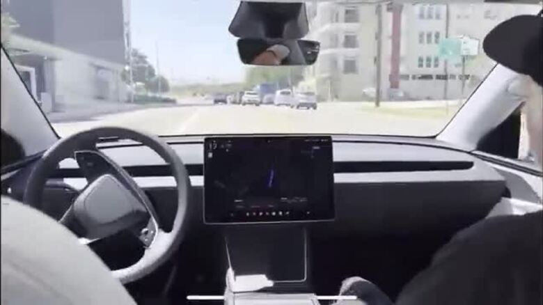 Robotaxi chạy sai làn, Tesla gặp rắc rối