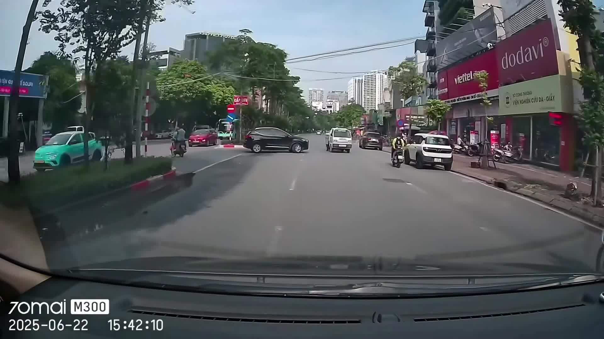 Xe tải nhỏ len lỏi chạy ngược chiều