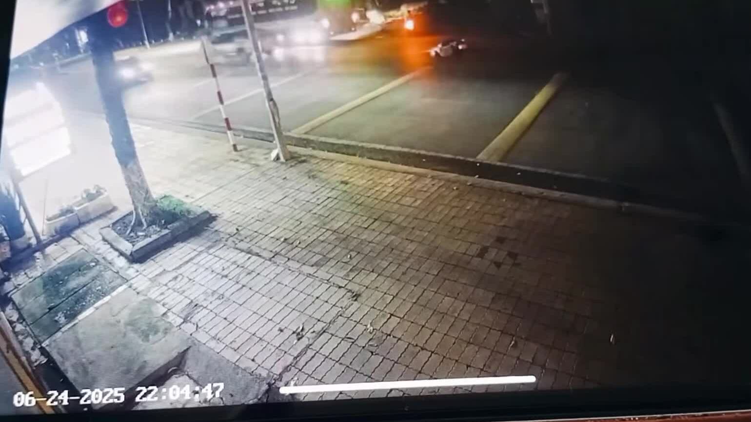 Xe bán tải đâm ngã người đi xe máy rồi bỏ đi