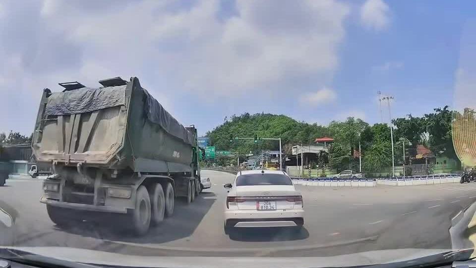 Xe tập lái 'nộp mình' cho xe ben tại ngã tư