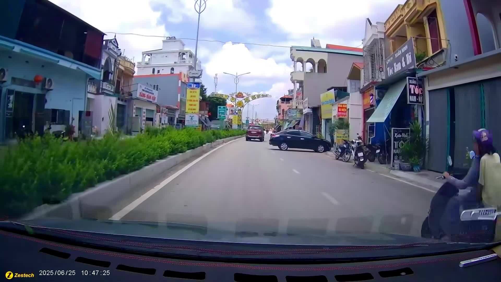 Ôtô cụp gương nằm ngang đường