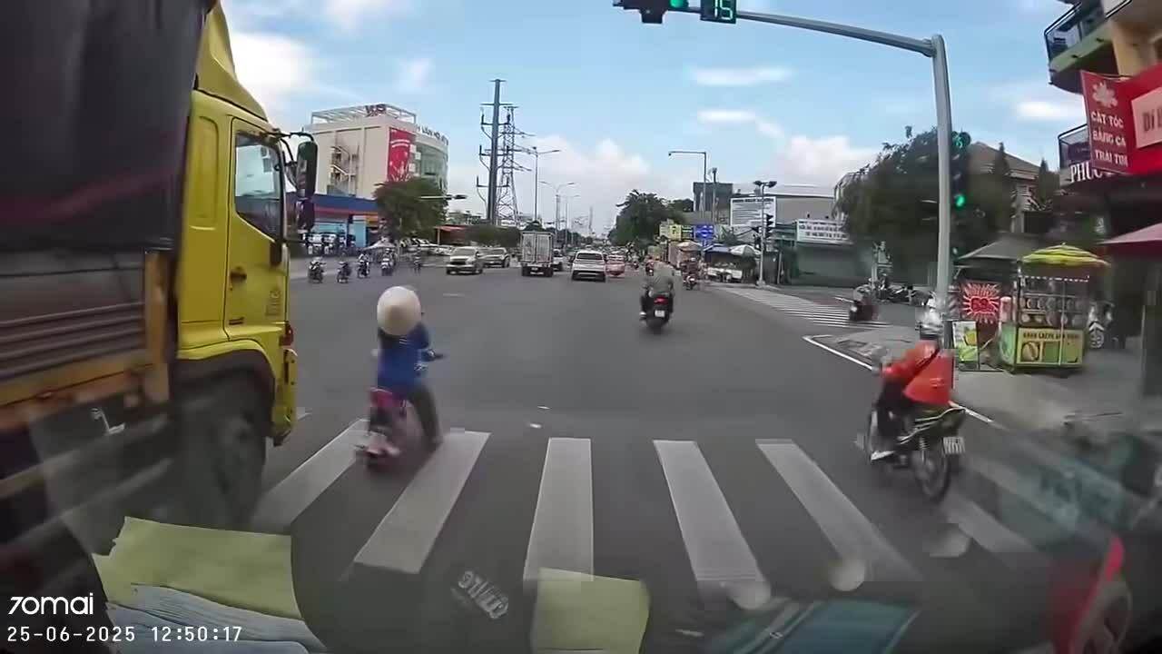 Người phụ nữ tạt đầu hai ôtô mà không liếc mắt một lần