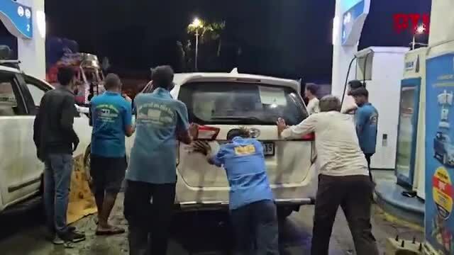 Đoàn xe của Thủ hiến bang bị đổ dầu trộn nước