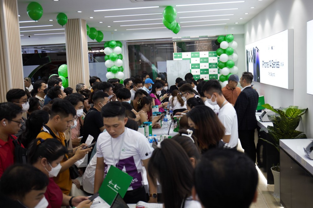 Giao máy lúc nửa đêm, 24hStore thu hút dàn sao Việt
