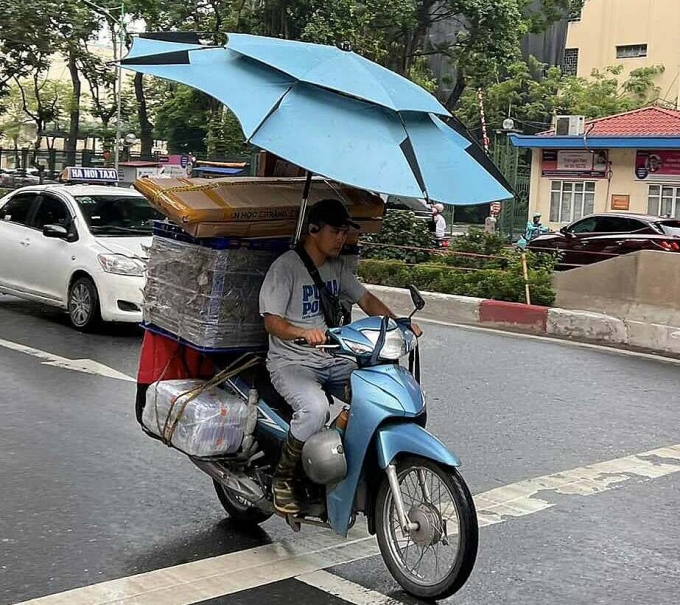 'Mối nguy từ những chiếc ô dành cho xe máy'