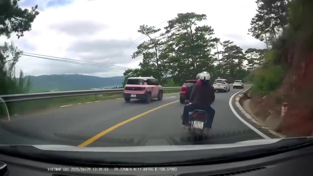 Ôtô mini vượt như xe đua trên đèo quanh co