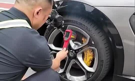 Phanh xe điện Xiaomi bốc cháy trên đường đua