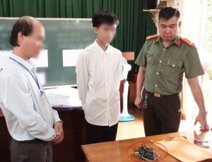 Thí sinh dùng camera giấu kín, nhờ ChatGPT giải đề thi
