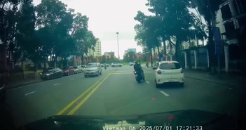Xe máy lao ngang đường ép ôtô vào lề Xe máy lao ngang đường ép ôtô vào lề