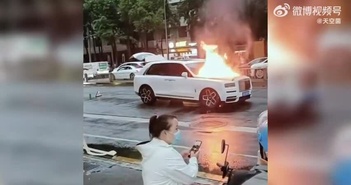 Siêu SUV Rolls-Royce Cullinan bốc cháy giữa đường Siêu SUV Rolls-Royce Cullinan bốc cháy giữa đường