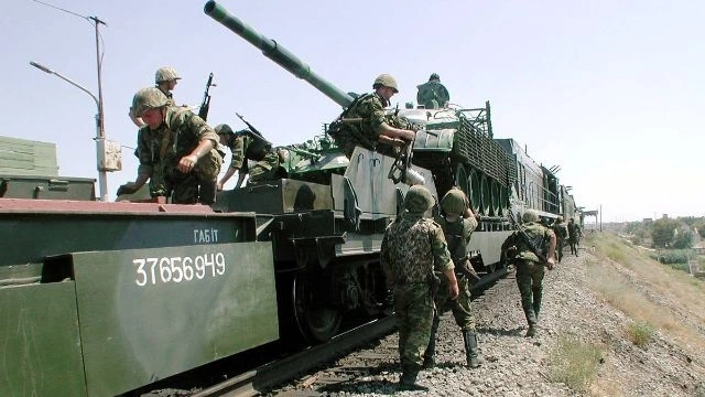 Nga triển khai "pháo đài bánh sắt" tăng cường hỗ trợ hậu cần tại Donbass