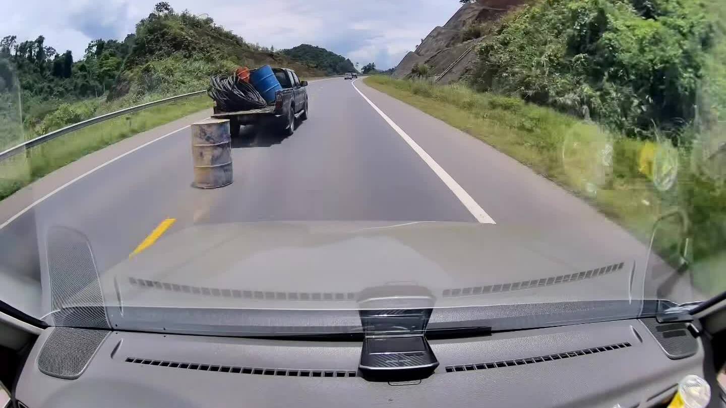 Thùng phuy rơi suýt báo hại ôtô trên cao tốc