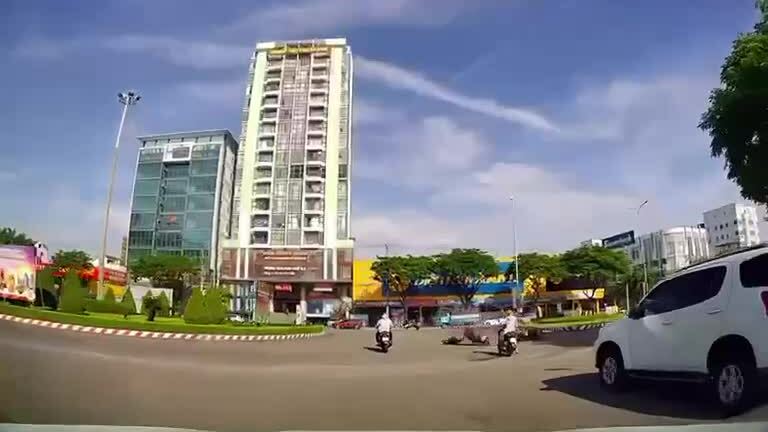 Hai xe máy lao vào nhau như đạn bắn ở vòng xuyến