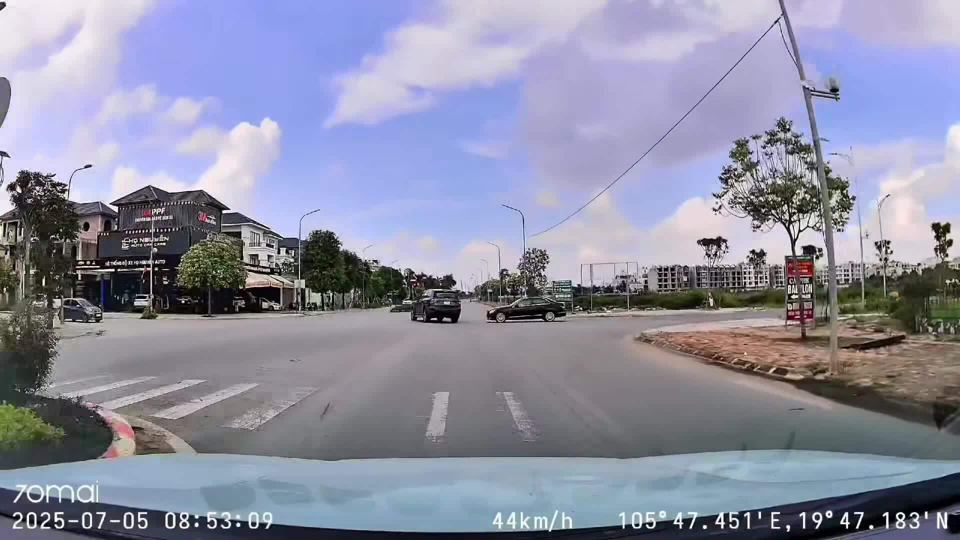 Hai ôtô lao vuông góc vào nhau như chỗ không người