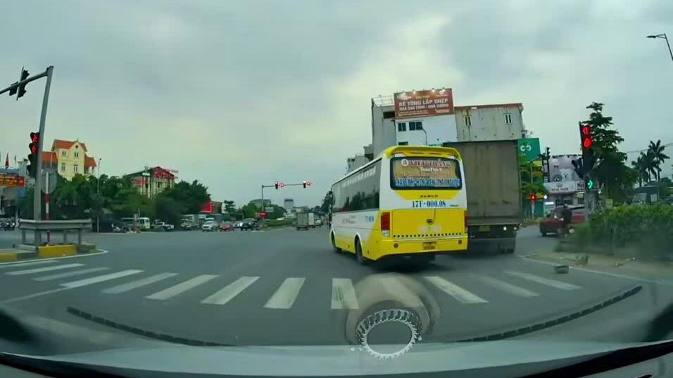 Mải bám đuôi, xe khách đâm vào xe tải