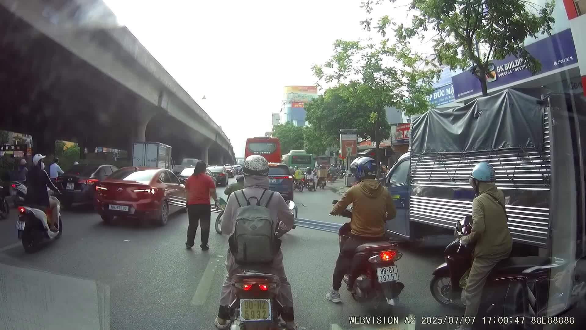 Hai ôtô rước họa vì xe máy chở thanh kim loại