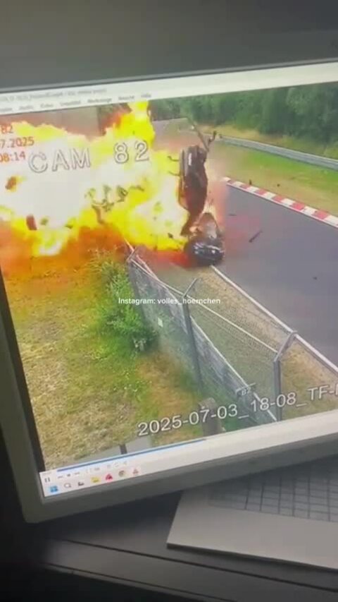 Hai xe thể thao đâm nhau bốc cháy trên đường đua 'địa ngục'