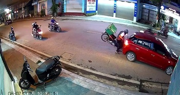 Xe máy lao cắm đầu vào ôtô phía trước Xe máy lao cắm đầu vào ôtô phía trước