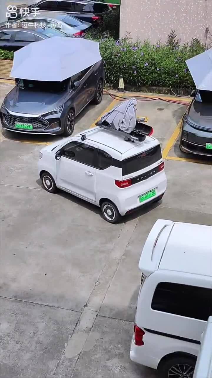 Ô tự động gắn trên nóc xe thu hút người xem