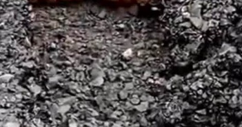 Dùng tay bóc mặt đường mới xây để tố chất lượng kém Dùng tay bóc mặt đường mới xây để tố chất lượng kém