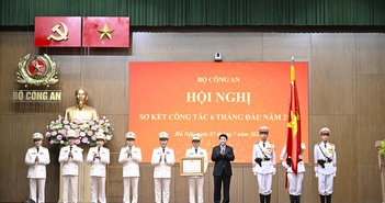 Bộ trưởng Bộ Công an và 3 Thứ trưởng nhận Huân chương cao quý Bộ trưởng Bộ Công an và 3 Thứ trưởng nhận Huân chương cao quý
