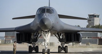 Tại sao máy bay ném bom siêu thanh B-1B Lancer trở thành bệ phóng vũ khí siêu vượt âm của Mỹ? Tại sao máy bay ném bom siêu thanh B-1B Lancer trở thành bệ phóng vũ khí siêu vượt âm của Mỹ?