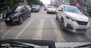 Ôtô chèn làn, va chạm xe khác rồi bỏ đi Ôtô chèn làn, va chạm xe khác rồi bỏ đi