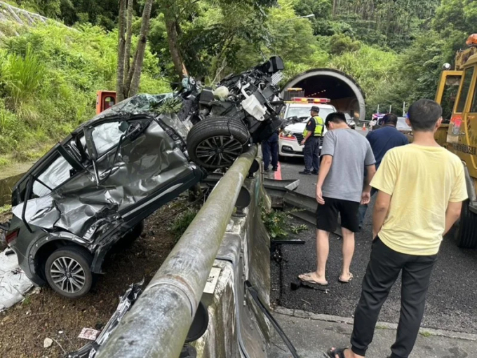 Tài xế ngồi thiền bên đường sau khi gây tai nạn nghiêm trọng