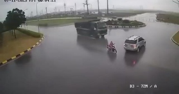 Xe tải đâm ngang hông SUV dừng giữa vòng xuyến Xe tải đâm ngang hông SUV dừng giữa vòng xuyến