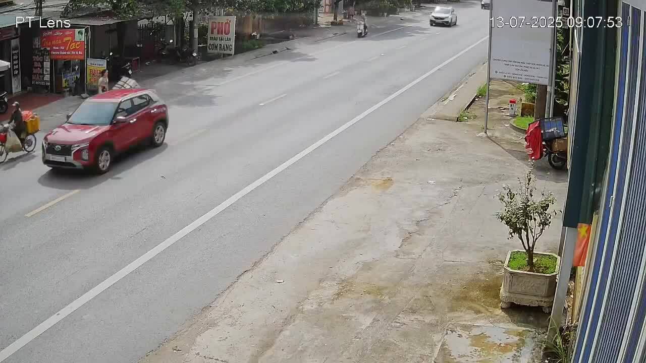 Xe máy ngã sõng xoài khi va quệt với ôtô cùng chiều