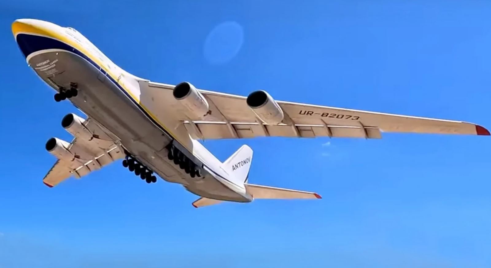 Máy bay vận tải khổng lồ AN-124 Ruslan bất ngờ xuất hiện trên bầu trời Kiev