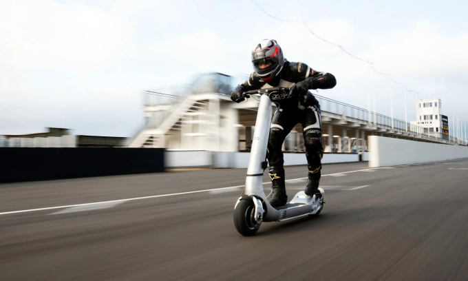 Scooter điện đứng tốc độ 160 km/h