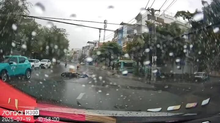Taxi lấn làn khiến người phụ nữ 'mài đường' trong mưa