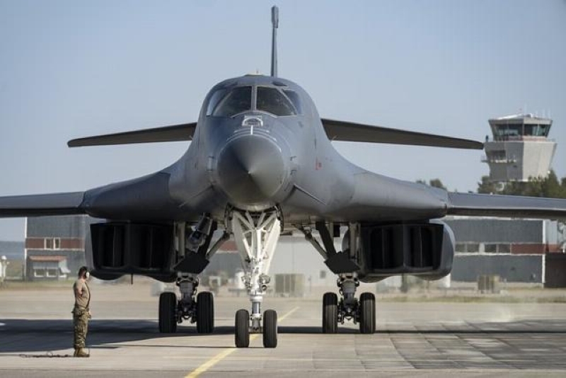 Tại sao máy bay ném bom siêu thanh B-1B Lancer trở thành bệ phóng vũ khí siêu vượt âm của Mỹ?