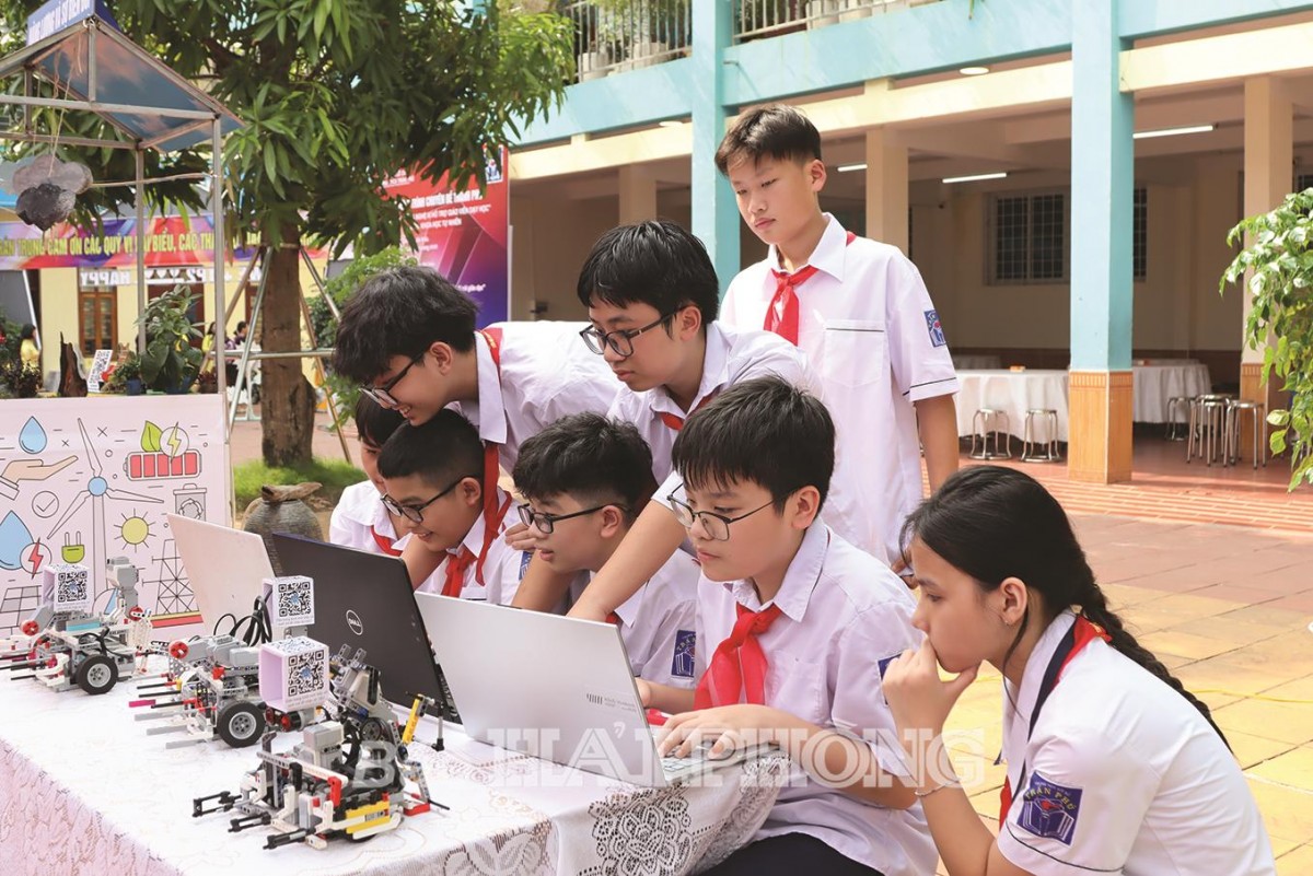 Học sinh Trường THCS Trần Phú (quận Lê Chân) ứng dụng công nghệ AI trong học tập. Ảnh: Báo Hải Phòng.