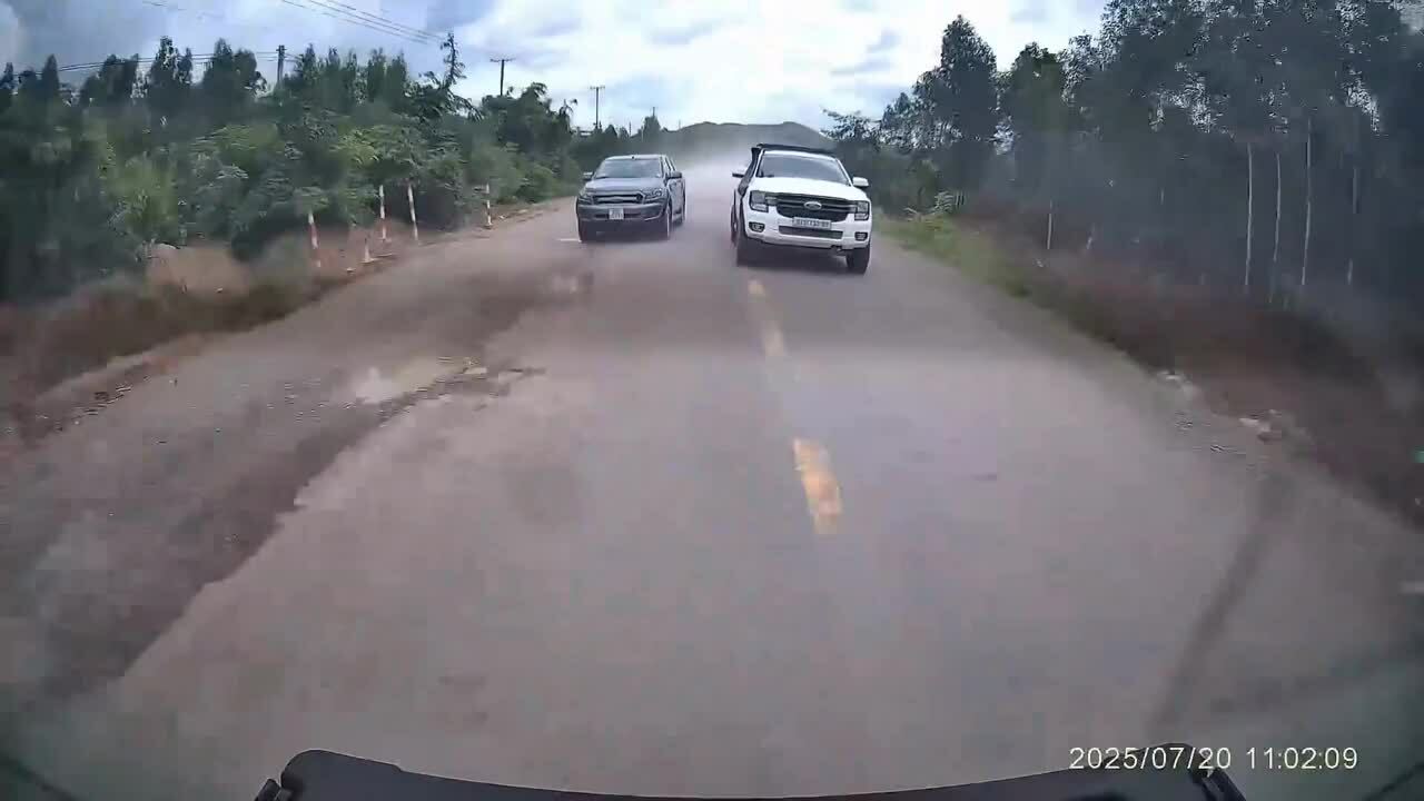 Xe bán tải suýt lật khi phóng như bay trên đường toàn 'ổ voi'
