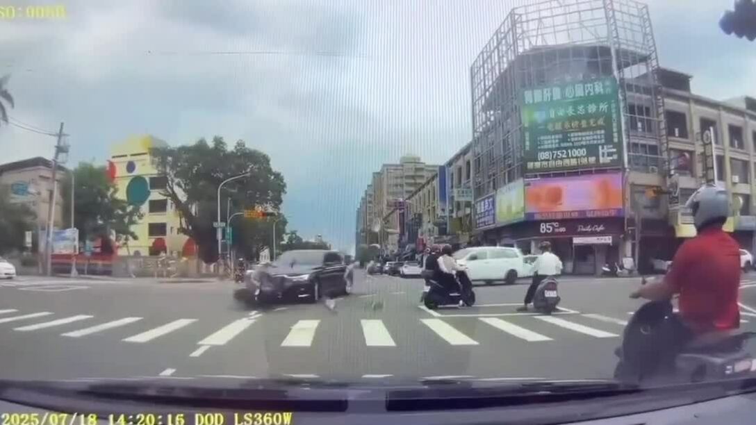 Đâm trúng ôtô, người đi xe máy văng vào hai xe máy khác