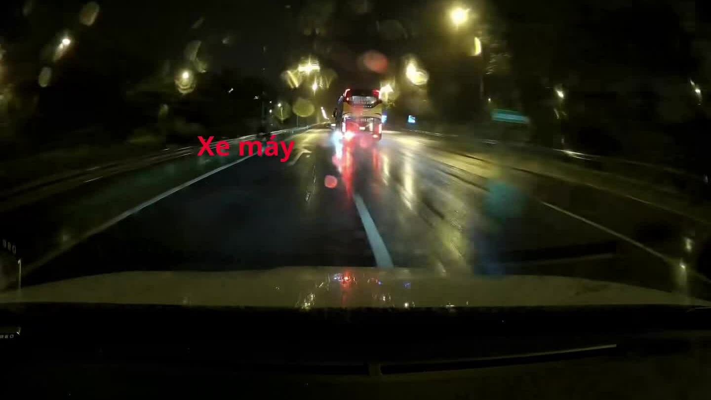 Xe máy đi ngược chiều cao tốc trong đêm mưa