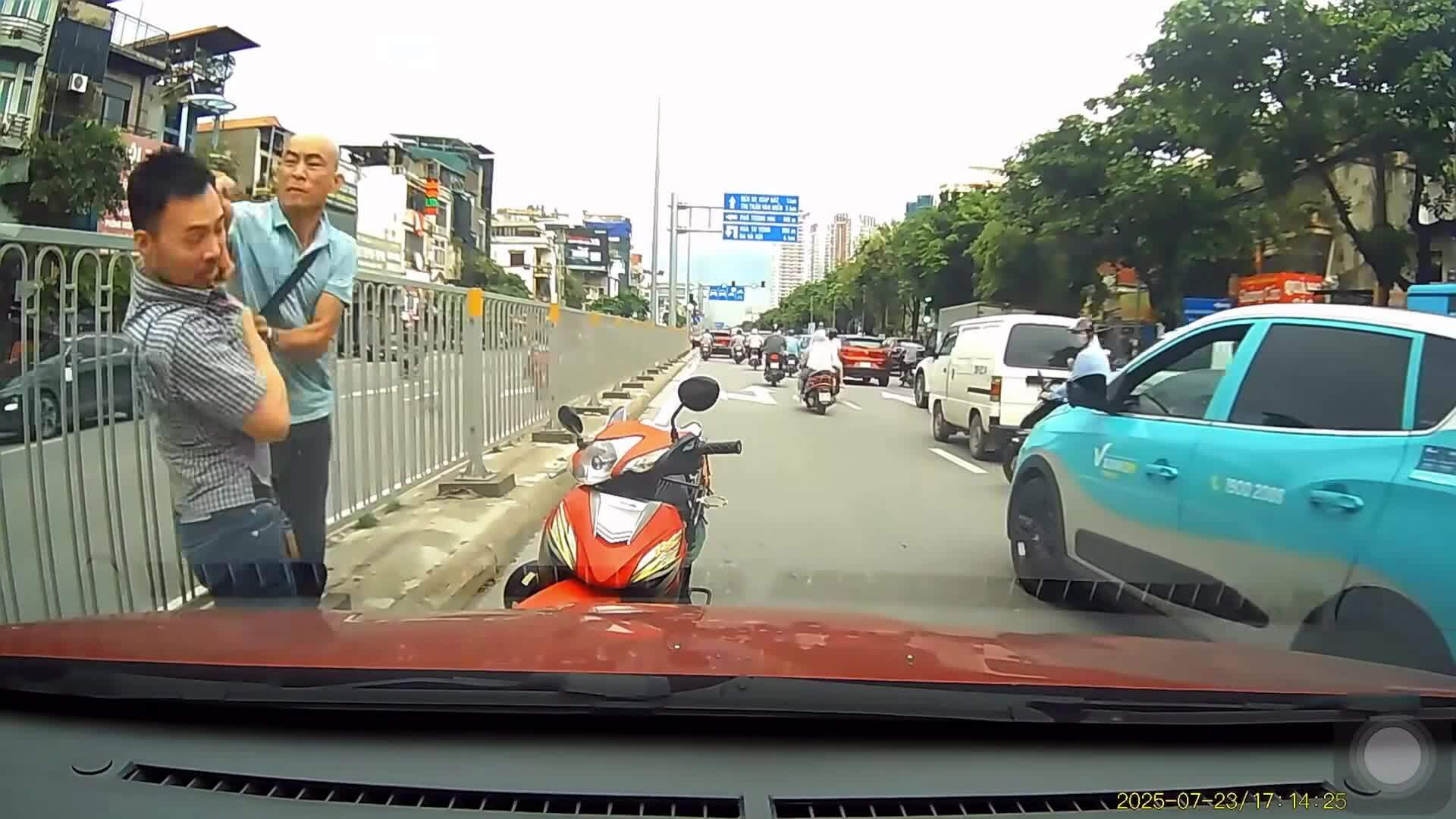 Người đi xe máy đấm tài xế ôtô sau va chạm nhẹ