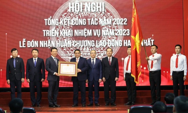 Bộ Thông tin và Truyền thông đón nhận Huân chương Lao động hạng Nhất