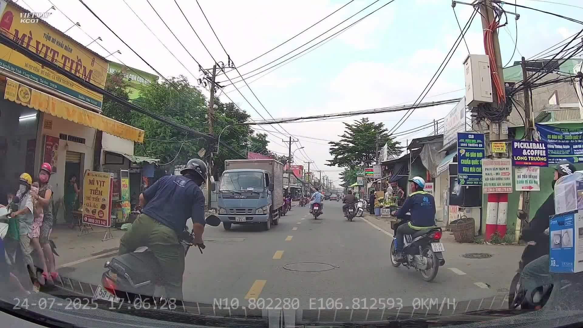 Xe máy va chạm hai em nhỏ vì vượt ở góc khuất