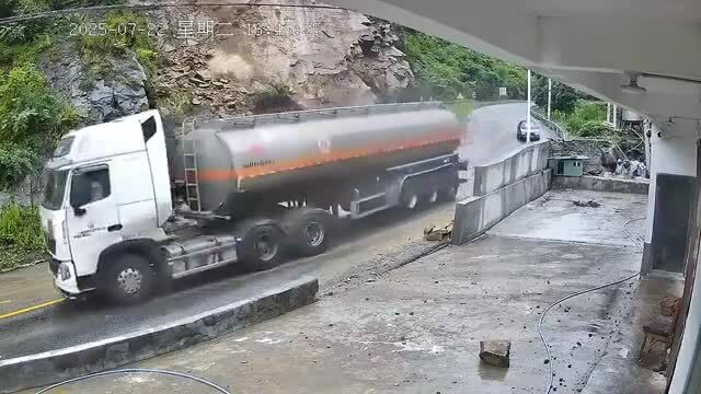Xe bồn thoát núi lở trong một giây
