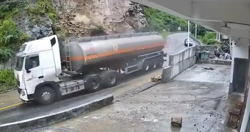 Xe bồn thoát núi lở trong một giây Xe bồn thoát núi lở trong một giây