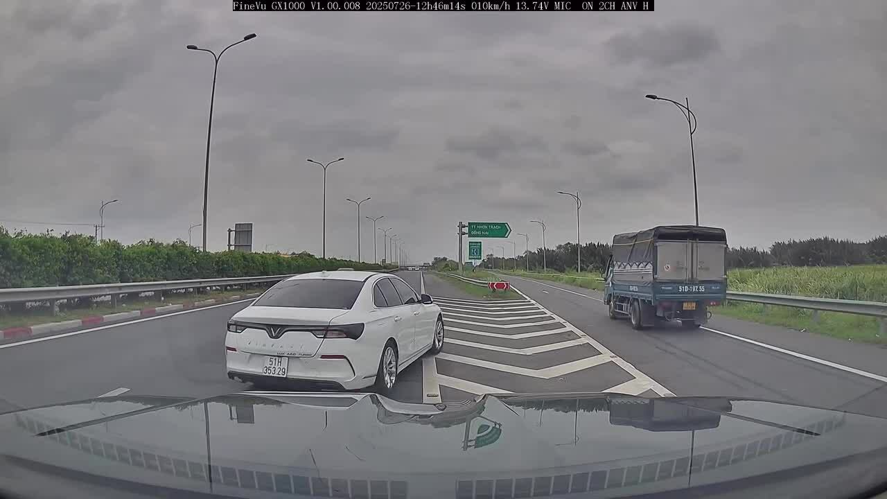 Ôtô suýt gây họa khi chuyển làn bất chấp trên cao tốc