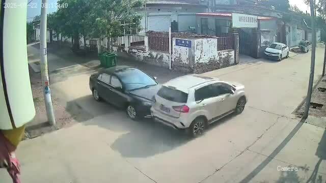 Ôtô chui tọt vào sân sau va chạm như drift chuyên nghiệp